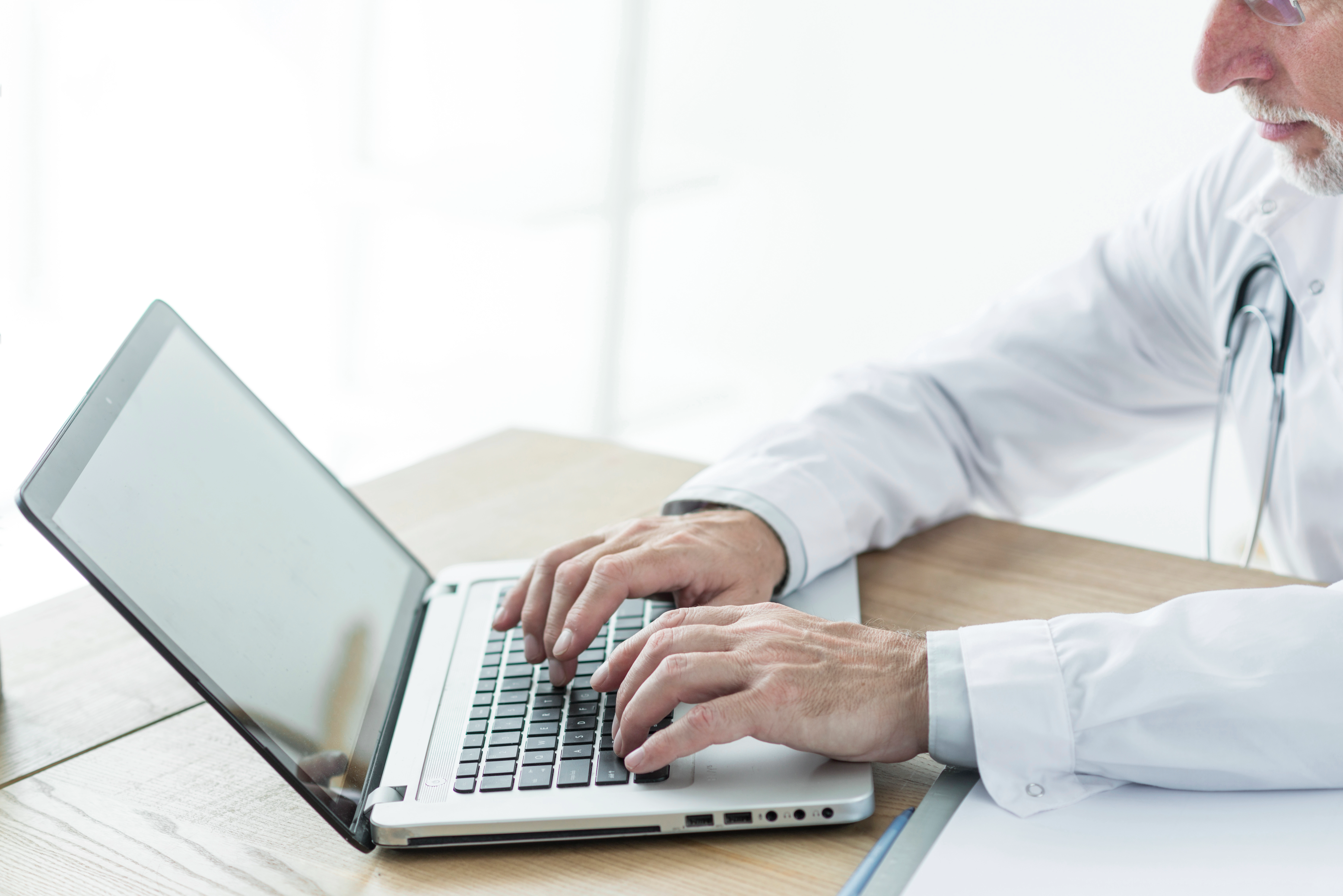 Lekarz realizujący e-zaświadczenie online