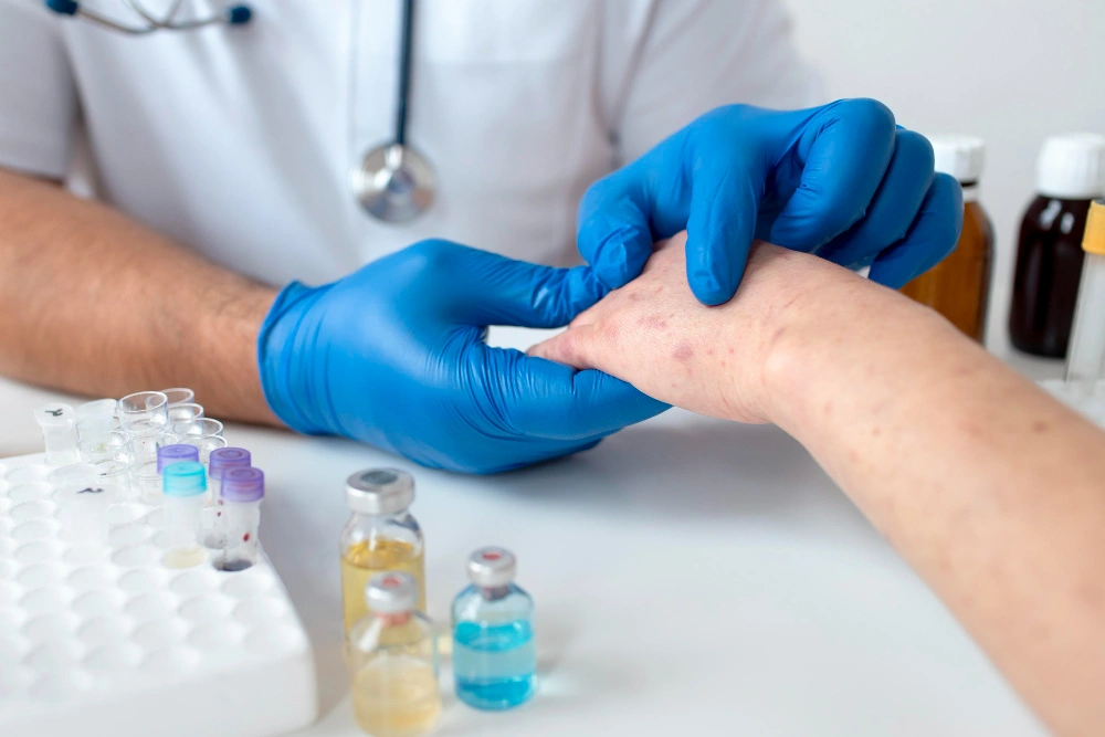 Lekarz przeprowadzajacy diagnoze swierzbu