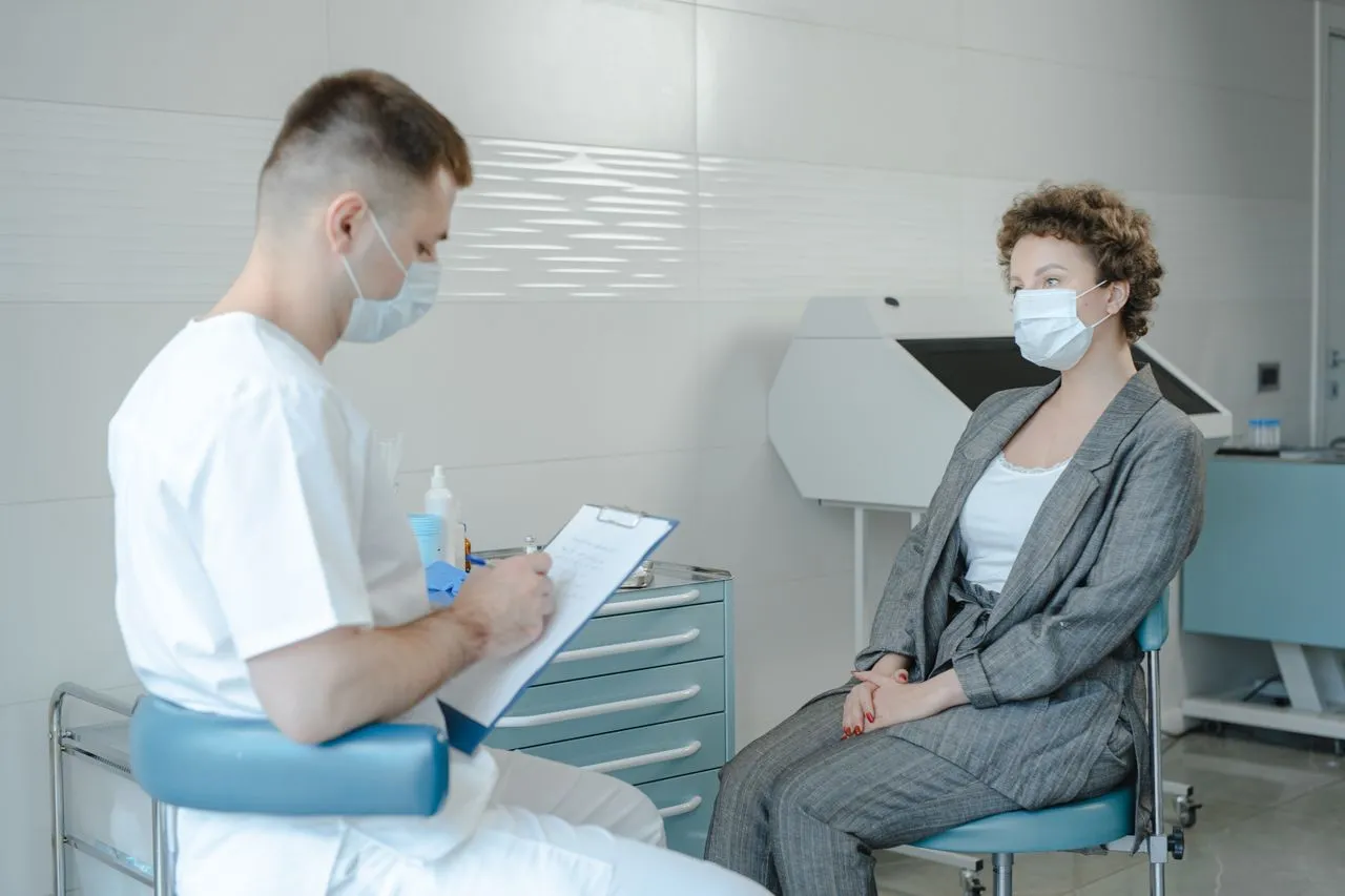 Lekarz rozmawiajacy z pacjentem chorym na zapalenie pluc